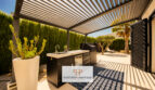 Überdachte Außenküche mit Louvredach, Edelstahlspüle und Grill in der Luxusvilla Cala Murada