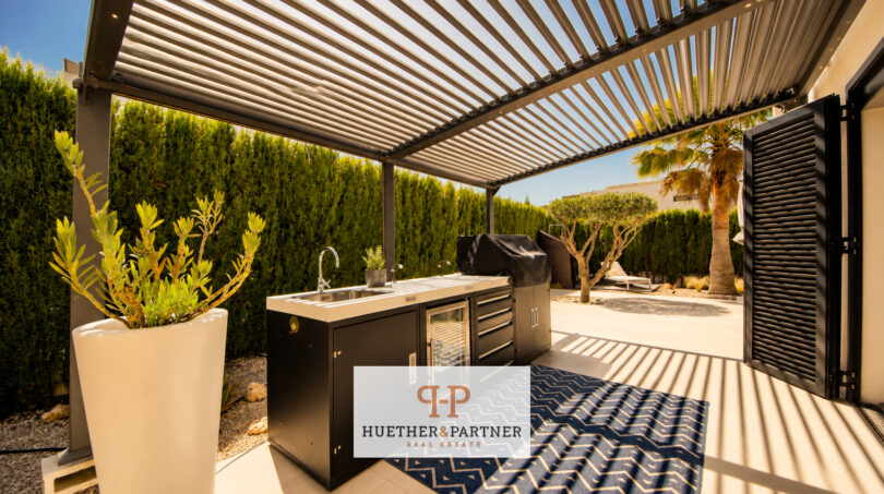Überdachte Außenküche mit Louvredach, Edelstahlspüle und Grill in der Luxusvilla Cala Murada