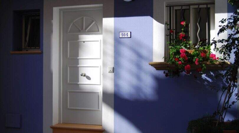 Fachada c puerta azul (REAL)