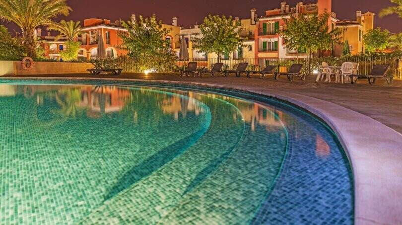 Piscina grande noche (REAL)