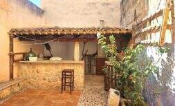 Modernized townhouse in Petra, 107m², 3 bedrooms, 2 bathrooms, patio, roof terrace, fireplace, investment