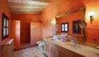 Bad in rote Farbe Finca