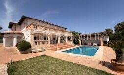 Chalet con licencia de alquiler, piscina y vista parcial al mar en Vallgornera