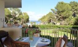 Traumhafte, ruhig gelegene Wohnung mit Meerblick in Cala Vinyes mit Gemeinschaftspool und Strandzugang