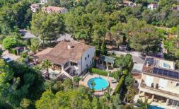 Luftaufnahme Villa in Cala Murada mit rundem Pool, Terrasse und Nebengebäude, umgeben von Pinienwald