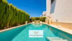 Privater Pool mit türkisblauem Wasser, Wasserspiel und Zypressenhecke der Luxus-Bauhausvilla in Cala Murada.