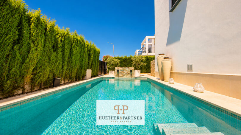 Privater Pool mit türkisblauem Wasser, Wasserspiel und Zypressenhecke der Luxus-Bauhausvilla in Cala Murada.
