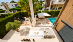 Luftblick auf Terrasse, Pool und Garten der Luxusvilla in Cala Murada mit Lounge und mediterraner Bepflanzung.