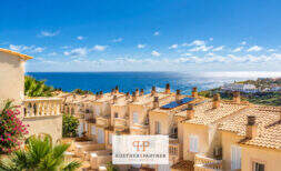 Mediterranes Reihenhaus auf Mallorca mit Meerblick, Pool, großer Garage & Strandnähe