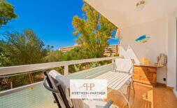 Charmante Hochparterre-Wohnung mit Balkon und Grünblick in Cales de Mallorca