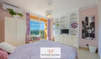 Helles Studio-Schlafzimmer in Cales de Mallorca mit Doppelbett, Einbauschrank, TV-Regal und Balkon mit Meerblick