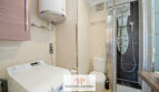 Kompaktes Bad im Studio Cales de Mallorca mit Dusche, WC, Waschmaschine und Warmwasserboiler.