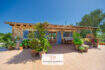 Finca de 1.812m² con 4 habitaciones, baño y jardín en venta