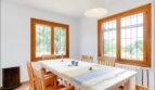 Lichterflutetes Esszimmer mit Panoramafenstern und offener Raumgestaltung