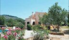 Landhaus mit eleganten Balkonen und harmonischer Architektur - Idyllische Lage in mediterraner Umgebung