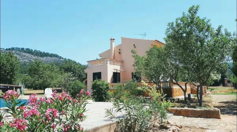 Landhaus mit eleganten Balkonen und harmonischer Architektur - Idyllische Lage in mediterraner Umgebung
