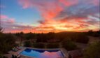 Spektakulärer Sonnenuntergang über Pool und Parklandschaft - Traumhafte Aussichten vom Außenbereich