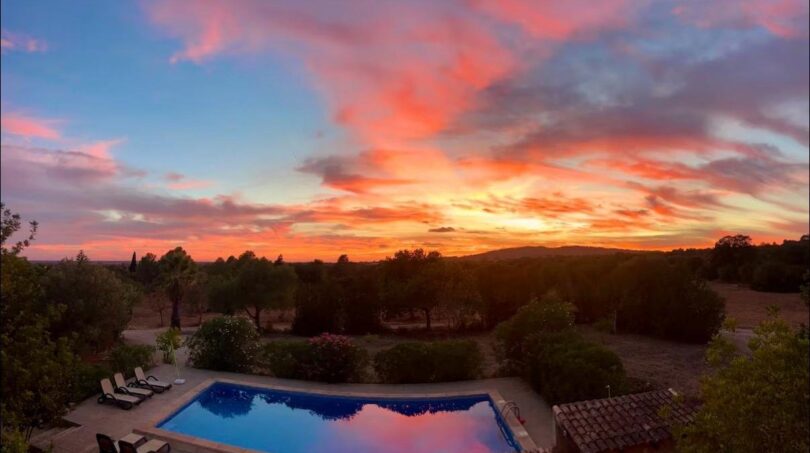 Spektakulärer Sonnenuntergang über Pool und Parklandschaft - Traumhafte Aussichten vom Außenbereich