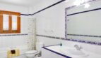 Elegantes Badezimmer mit hochwertiger Ausstattung und dekorativen Fliesendetails