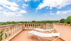Terrassentraum mit Panoramablick - Weitläufige Außenfläche mit eleganter Balustrade
