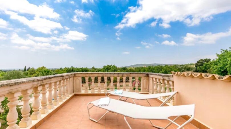 Terrassentraum mit Panoramablick - Weitläufige Außenfläche mit eleganter Balustrade