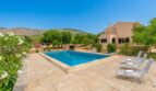 Erfrischender Pool mit großzügiger Terrasse und Freizeitbereich
