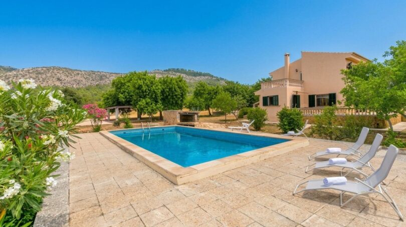 Erfrischender Pool mit großzügiger Terrasse und Freizeitbereich