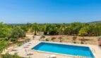 Panoramablick auf Pool und Landschaft - Idyllischer Rückzugsort mit weitläufigem Außenbereich