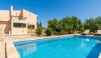 Poolanlage mit gepflasterter Terrasse und mediterranem Flair