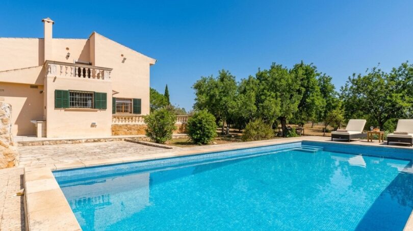 Poolanlage mit gepflasterter Terrasse und mediterranem Flair