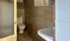Badezimmer mit WC und Badewanne, beige Fliesenwände, renovierungsbedürftig, Stadthaus Manacor