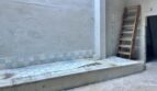 Renovierungsbedürftiger Patio mit blauen Bodenfliesen, verwitterten Wänden und Holzleiter in Stadthaus, Manacor.