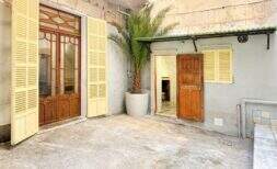 Piso para reformar en un adosado con patio