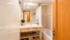 Modernes Badezimmer im Penthouse in Inca Mallorca mit Natursteinwaschtisch und Badewanne