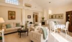 Elegantes Wohnzimmer im Penthouse in Inca Mallorca mit Essbereich und Balkon
