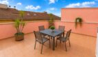 Große Dachterrasse eines Penthouse in Inca Mallorca mit Essbereich und mediterranem Ambiente