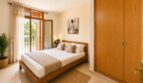 Helles Schlafzimmer im Penthouse in Inca Mallorca mit Balkonzugang und Einbauschraenken