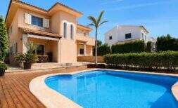 Elegante villa con suite independiente para invitados no lejos del Mares Beach Club