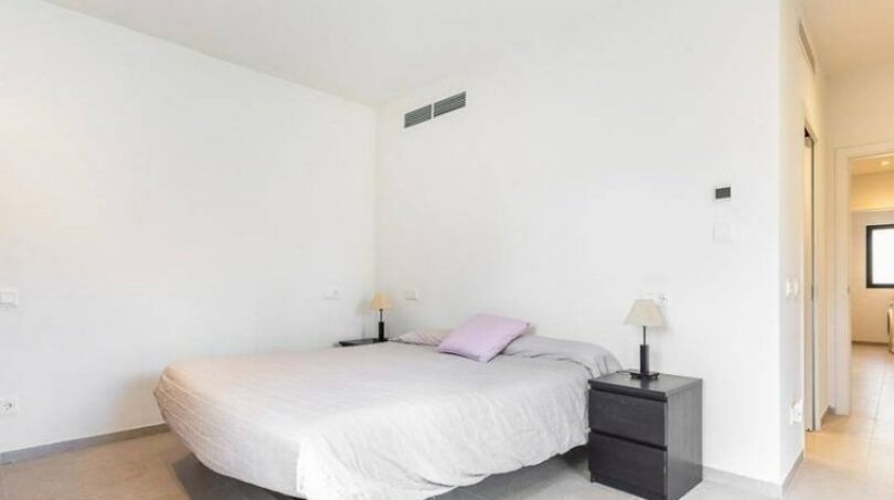 Helles Schlafzimmer mit Doppelbett, schwarzen Nachttischen und modernem Design im Stadthaus Artà