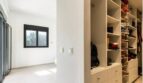 Modernes Stadthaus Artà: Helles Schlafzimmer mit großem begehbarem Kleiderschrank und Fenster