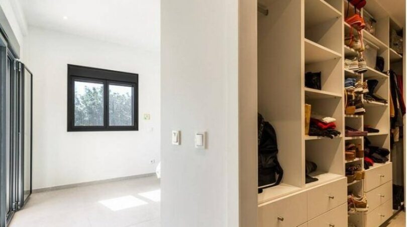 Modernes Stadthaus Artà: Helles Schlafzimmer mit großem begehbarem Kleiderschrank und Fenster
