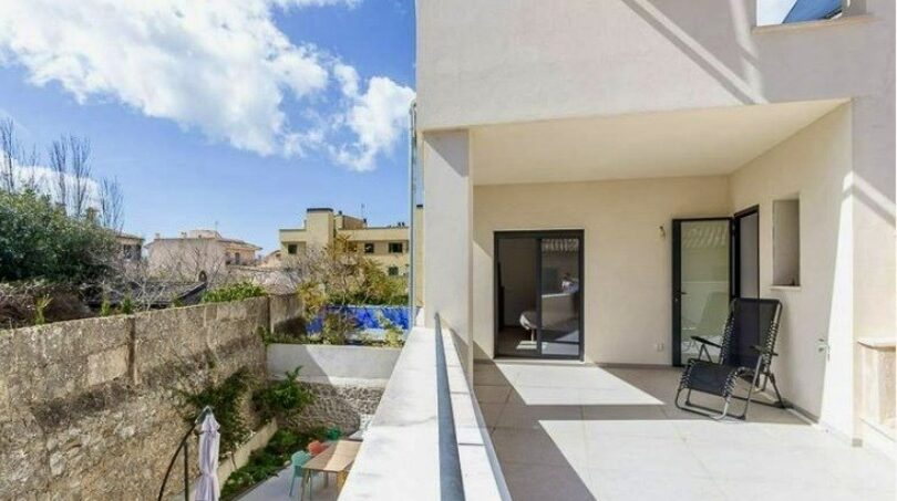 Helles Stadthaus in Artà mit geräumiger Terrasse, modernen Glastüren und Blick auf die Umgebung.