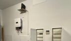 Technikraum mit Solar-Wechselrichter, Sicherungskästen und Netzwerkgeräten im Stadthaus Artà