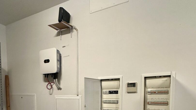 Technikraum mit Solar-Wechselrichter, Sicherungskästen und Netzwerkgeräten im Stadthaus Artà