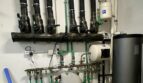 Technisch durchdachter Heizungsraum mit moderner Wärmespeicher- und Verteilanlage