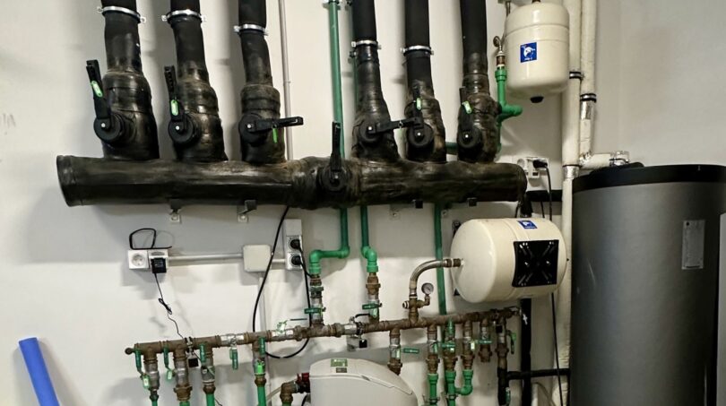 Technisch durchdachter Heizungsraum mit moderner Wärmespeicher- und Verteilanlage