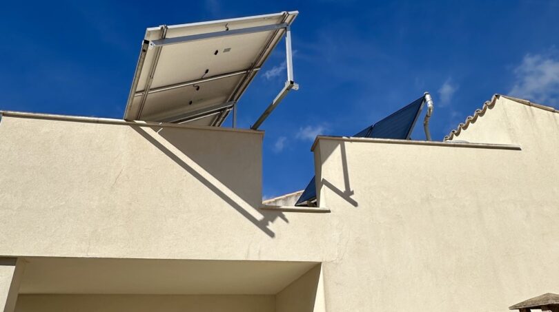 Dachterrasse mit Solarthermie-Anlage und modernem Flachdachsystem