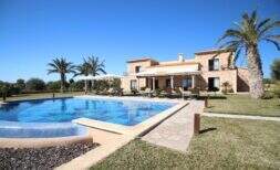 Mediterrane Signature-Finca mit 100m² Resort-Pool, Meerblick und absoluter Privatsphäre nahe Porto Colom