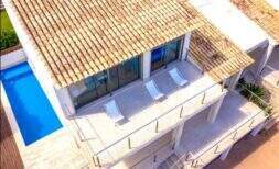 Villa de lujo de estilo mediterráneo en primera línea de mar con licencia ETV, piscina y espectaculares vistas al mar en Cala Magrana