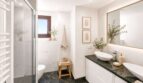 Modernes Badezimmer der Wohnung in Felanitx mit Marmorboden, Doppelwaschbecken und Glasdusche